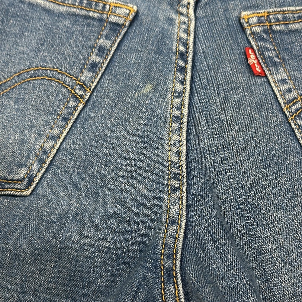 Levi's High Rise Shorts - Picture 6 of 7